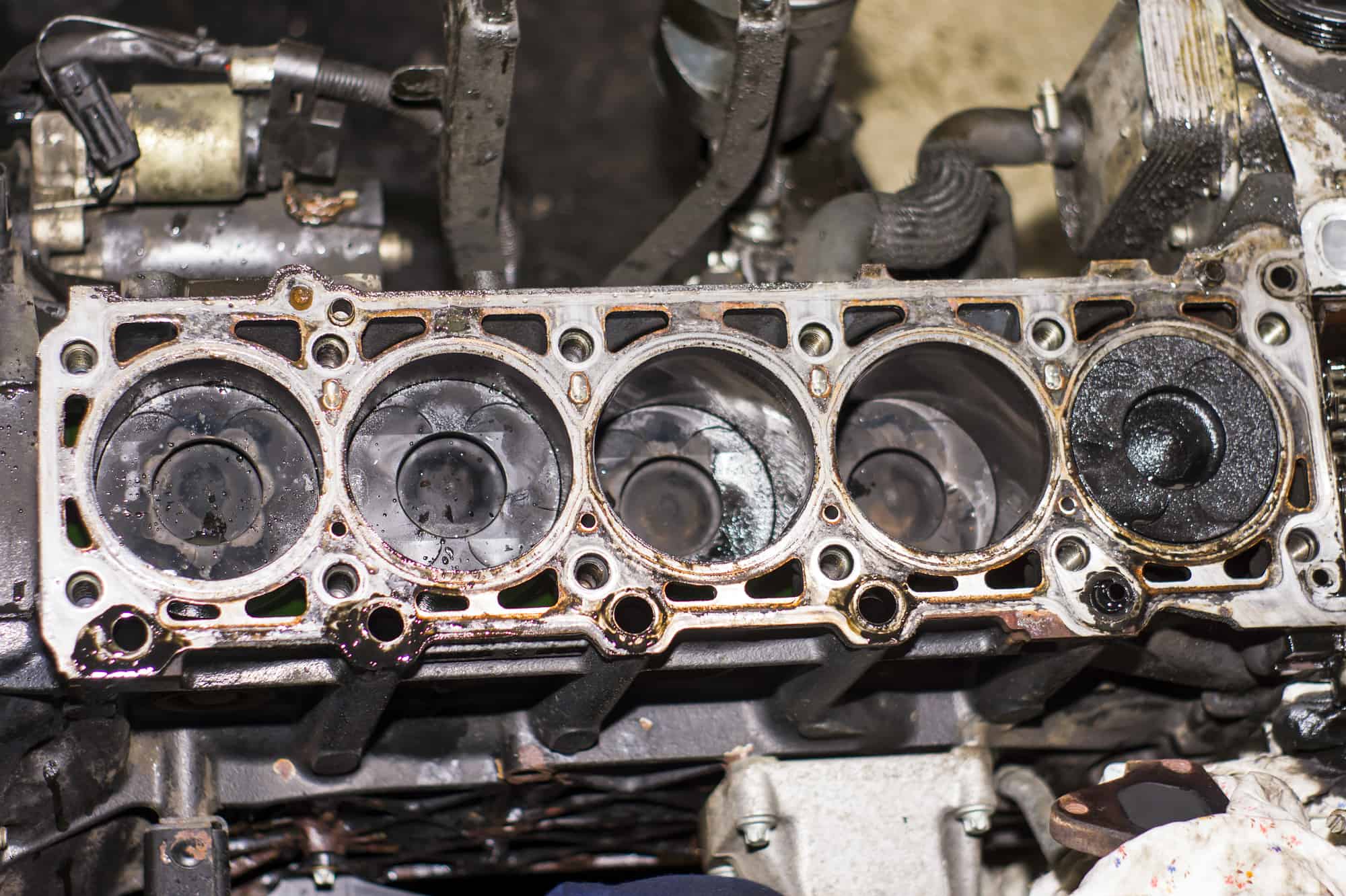 can a cracked cylinder head cause low oil pressure